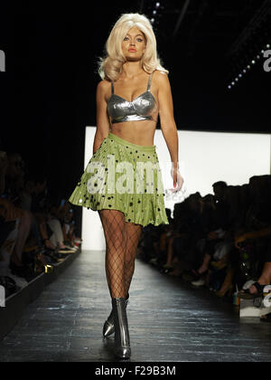 14. September 2015 - New York, NY, USA - Modell GIGI HADID geht die Start-und Landebahn während Jeremy Scott Show auf der New York Fashion Week. (Kredit-Bild: © über ZUMA Draht) Stockfoto
