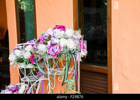 Gefälschte Blume auf dem Fahrrad Stockfoto