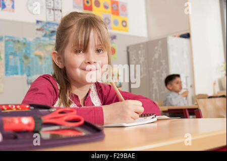 Schulmädchen schreibt in Notizbuch, München, Bayern, Deutschland Stockfoto