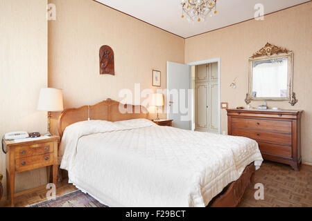 Altes Schlafzimmer mit Queensize-Bett im alten Haus Stockfoto