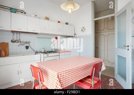 Alte Küche innen normales Haus Stockfoto