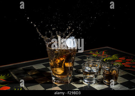 Russische Alkohol Dame mit Spritzern von Whisky. Low-Key. Stockfoto