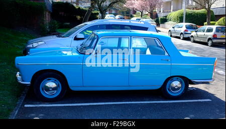 AJAXNETPHOTO. 2011. LOUVECIENNES, Frankreich. - OLD STYLE - VINTAGE PEUGEOT 404 Pinin Farina, die LIMOUSINE. Foto: Jonathan Eastland/AJAX REF: FX 112203 5228 Stockfoto