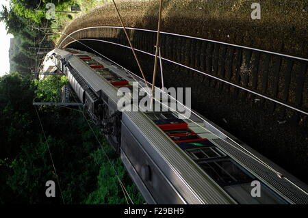 AJAXNETPHOTO. JUNI 2012. LOUVECIENNES, FRANKREICH. -RER-ZUG - SUBURBAN PENDLER ZUG WEST GEBUNDEN. FOTO: JONATHAN EASTLAND/AJAX REF: 121506 2642 Stockfoto