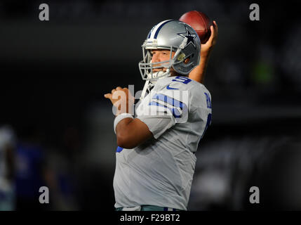 Sep 13, 2015: Dallas Cowboys-Quarterback, die Tony Romo #9 erwärmt, bevor der NFL Football-Spiel zwischen den New York Giants und die Dallas Cowboys im AT&T Stadium in Arlington, TX Dallas New York 27-26 Albert Pena/CSM besiegt Stockfoto