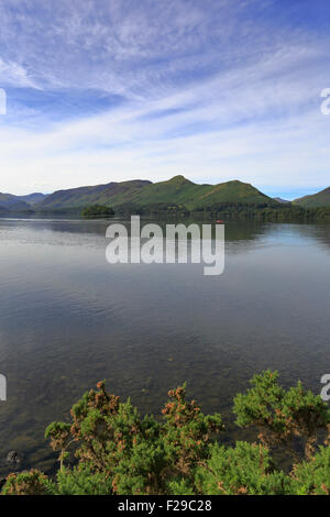 Catbells Fells über Derwent Water von Mönchs Felsen in der Nähe von Keswick, Cumbria, Nationalpark Lake District, England, UK. Stockfoto