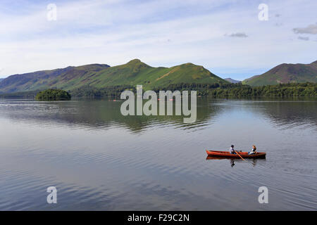 Catbells Fells über Derwent Water von Mönchs Felsen in der Nähe von Keswick, Cumbria, Nationalpark Lake District, England, UK. Stockfoto