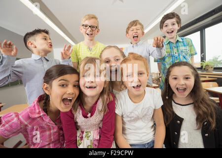 Gruppe von Schülern Spaß im Klassenzimmer, München, Bayern, Deutschland Stockfoto