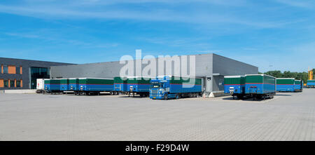 Anhänger vor einem großen Lager-Gebäude Stockfoto