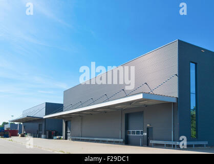 außen eine moderne Lagerhalle vor blauem Himmel Stockfoto