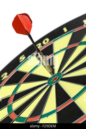 Einzelne Dart im Bullseye on White Background. Stockfoto