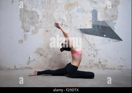 Mitte Erwachsene Frau üben Taube stellen Sie im Yoga-Studio, München, Bayern, Deutschland Stockfoto