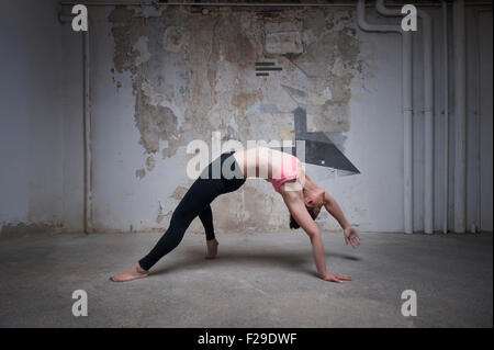 Mitte Erwachsene Frau üben wilde Sache Pose im Yoga-Studio, München, Bayern, Deutschland Stockfoto