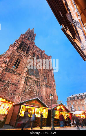 Weihnachtsmarkt und Dekoration auf dem Domplatz. Europas beste Weihnachtsmarkt 2014. In Straßburg. Bas-Rhin. Das Elsass. Stockfoto