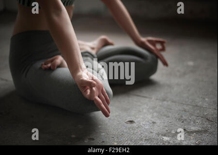 Frau üben Lotus Pose im Yoga-Studio, München, Bayern, Deutschland Stockfoto