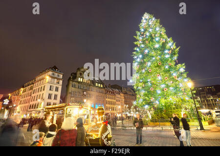 Der große Weihnachtsbaum in Place Kleber in der Weihnachtszeit. In Straßburg. Bas-Rhin. Das Elsass. Frankreich Stockfoto