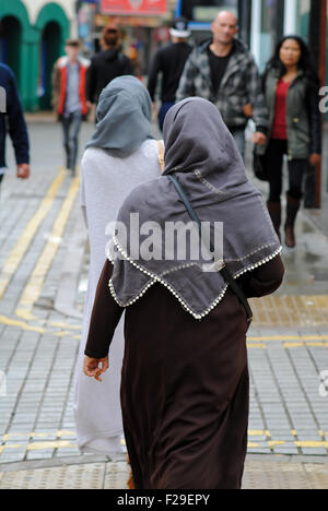 Zwei muslimische Frauen tragen Hijab in England UK Stockfoto