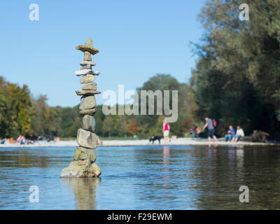 Stapel der Felsen Auswuchten in Isar Fluss, Bayern, Deutschland Stockfoto