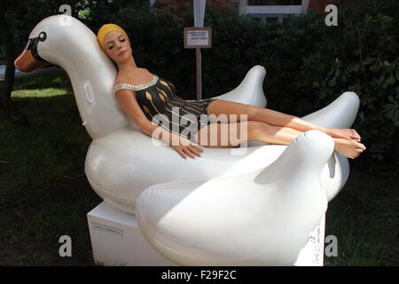 Eine realistische Skulptur einer Frau auf einem Schwan, Venedig, Italien Stockfoto