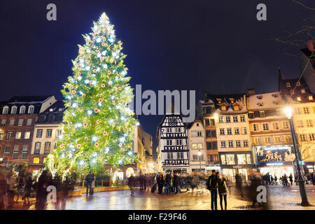 Der große Weihnachtsbaum in Place Kleber in der Weihnachtszeit. In Straßburg. Bas-Rhin. Das Elsass. Frankreich Stockfoto