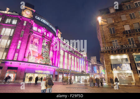 Galeries Lafayette mit Weihnachtsbeleuchtung. In Straßburg. Europas beste Weihnachtsmarkt 2014. Bas-Rhin. Das Elsass. Frankreich Stockfoto