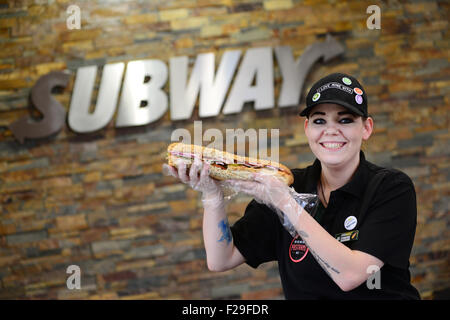 Ein U-Bahn-Mitarbeiter halten einen footlong Sandwich. Bild: Scott Bairstow/Alamy Stockfoto