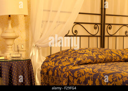 Bett in einer Herberge Zimmer Stockfoto