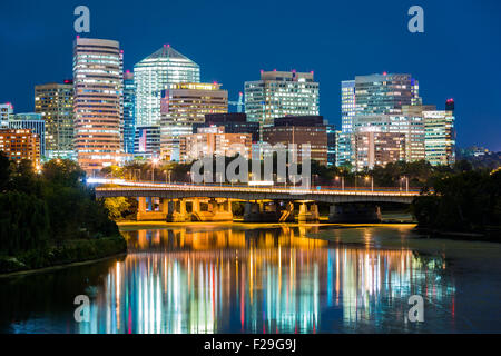 Rosslyn Bezirk Skyline nach Washington, D.C. durch Theodore Roosevelt Memorial Brücke verbunden. Stockfoto