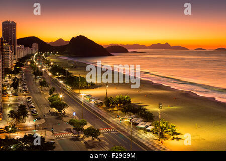 Copacabana-Strand in der Dämmerung, in Rio De Janeiro, Brasilien Stockfoto