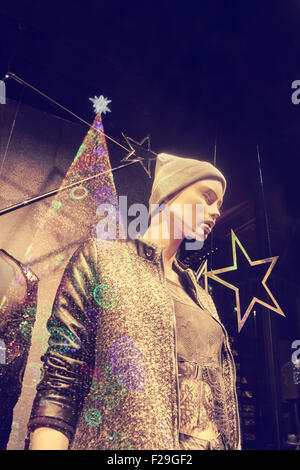 Mannequin in der Weihnachtszeit in einem Schaufenster. Madrid Stockfoto