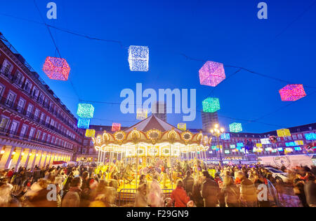 Karussell auf Weihnachtsmarkt in Plaza Mayor. Madrid, Spanien. Stockfoto