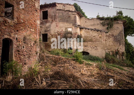 Verlassenes Haus in Toiano, kleine Geisterstadt in der Toskana, Italien Stockfoto