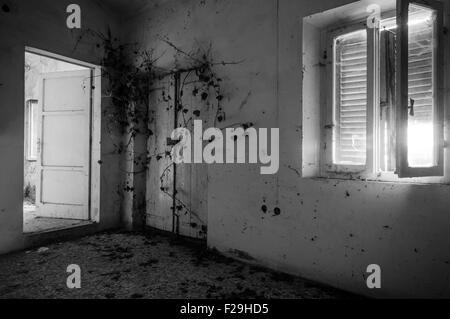 Verlassenes Haus in Toiano, kleine Geisterstadt in der Toskana, Italien Stockfoto