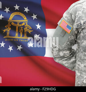 US-Soldat mit US-Flagge auf Hintergrund-Serie - Georgien Stockfoto