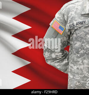 US-Soldat mit Flagge auf Hintergrund-Serie - Bahrain Stockfoto