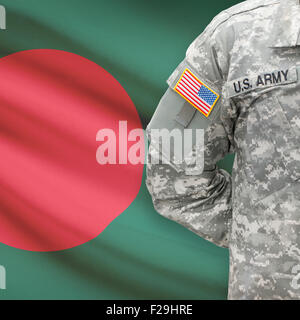 US-Soldat mit Flagge auf Hintergrund-Serie - Bangladesch Stockfoto