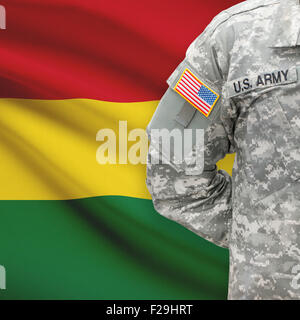 US-Soldat mit Flagge auf Hintergrund-Serie - Bolivien Stockfoto