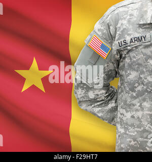 US-Soldat mit Flagge auf Hintergrund-Serie - Kamerun Stockfoto