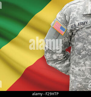 US-Soldat mit Flagge auf Hintergrund-Serie - Republik Kongo - Kongo-Brazzaville Stockfoto