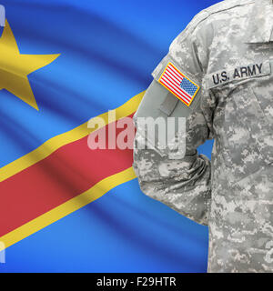 US-Soldat mit Flagge auf Hintergrund-Serie - demokratische Republik Kongo - Kongo-Kinshasa Stockfoto