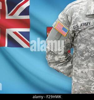 US-Soldat mit Flagge auf Hintergrund-Serie - Fidschi Stockfoto