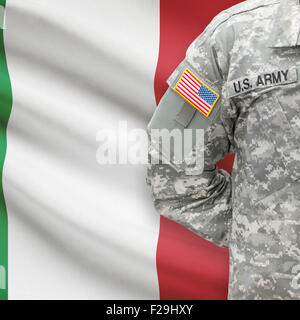 US-Soldat mit Flagge auf Hintergrund-Serie - Italien Stockfoto