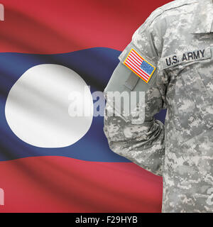 US-Soldat mit Flagge auf Hintergrund-Serie - Laos Stockfoto