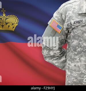 US-Soldat mit Flagge auf Hintergrund-Serie - Fürstentum Liechtenstein Stockfoto