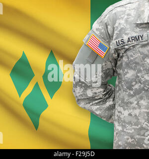 US-Soldat mit Flagge auf Hintergrund-Serie - St. Vincent und die Grenadinen Stockfoto