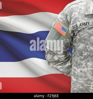 US-Soldat mit Flagge auf Hintergrund-Serie - Thailand Stockfoto