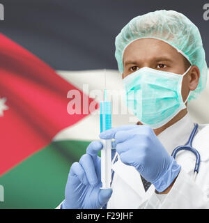 Arzt mit Spritze in Händen und Flagge auf Hintergrund-Serie - Jordanien Stockfoto