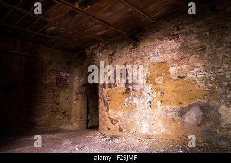 Verlassenes Haus in Toiano, kleine Geisterstadt in der Toskana, Italien Stockfoto