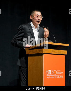 Toronto, Kanada. 14. Sep, 2015. Director He Ping (L) stellt den Film vor der Weltpremiere des Films "The Promised Land" im Elgin Theater während der 40. Toronto International Film Festival in Toronto, Kanada, 14. September 2015 Menschen. Bildnachweis: Zou Zheng/Xinhua/Alamy Live-Nachrichten Stockfoto