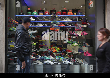 Sao Paulo, Brasilien. 14. Sep, 2015. Ein Bewohner Uhren Schuhe in einem Geschäft in der Innenstadt von Sao Paulo, Brasilien, am 14. September 2015. Laut Lokalpresse wird nach der Norm & Poors Agentur reduzierte letzter Woche die Gefahr von Brasilien zu 'BB' Ebene, einer Umfrage, die von der brasilianischen Zentralbank veröffentlicht Note darauf hingewiesen, dass die Prognose der Analists des Finanzmarktes wies darauf hin, dass die brasilianische Wirtschaft während 2015 und 2016 ein 2,55 Prozent schrumpfen wird mit einem Rückgang von 0,60 Prozent schließen. © Rahel Patras/Xinhua/Alamy Live-Nachrichten Stockfoto